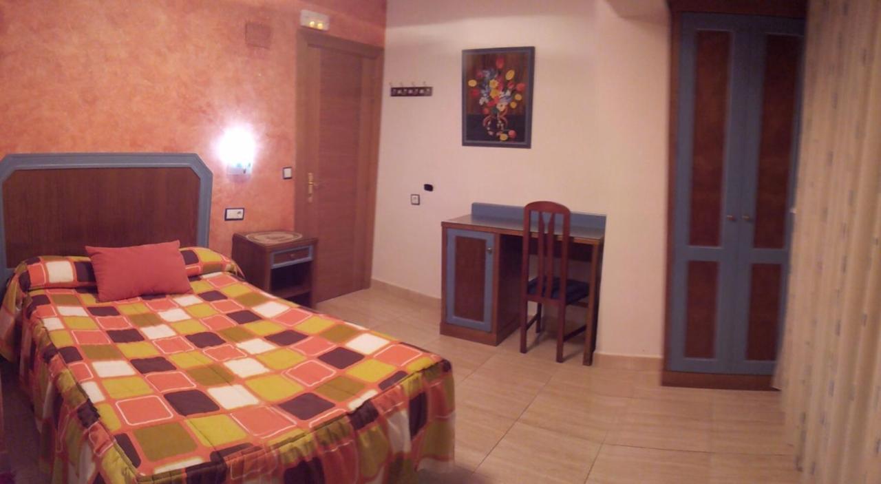 Hostal Conchi 米兰达德埃布罗 外观 照片